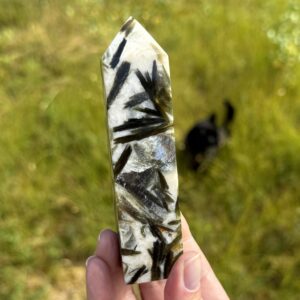 Grønn Turmalin med Mica, Albitt, Smokeyquartz & Granat Obelisk